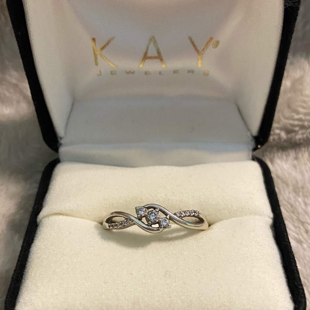 Kay jewelers 3 stone ring